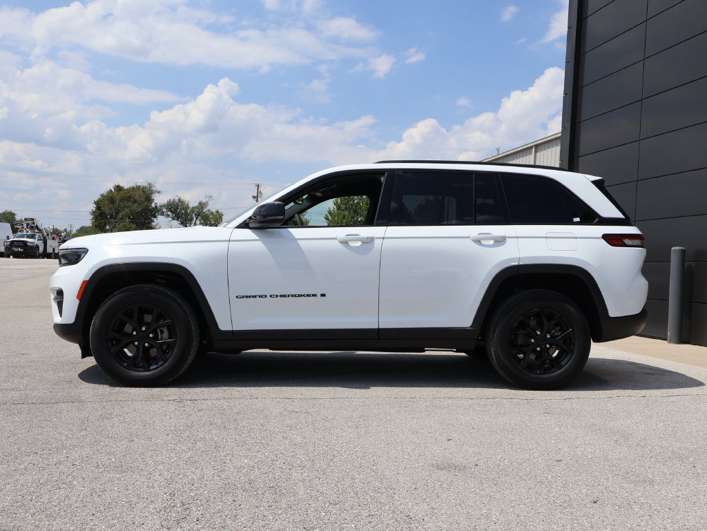 Used 2024 Jeep Grand Cherokee Altitude AWD/4WD image 2