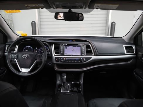 Used 2014 Toyota Highlander XLE image 16