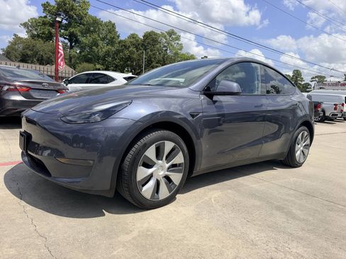 Used 2023 Tesla Model Y Long Range AWD/4WD image 2