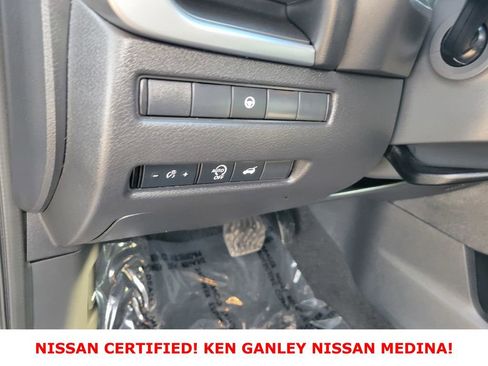 Certified 2025 Nissan Rogue SV image 34