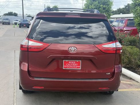 Used 2017 Toyota Sienna LE FWD image 6