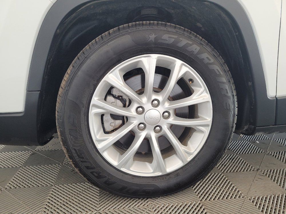 Used 2019 Jeep Cherokee Latitude w/ Popular Appearance Group FWD image 31