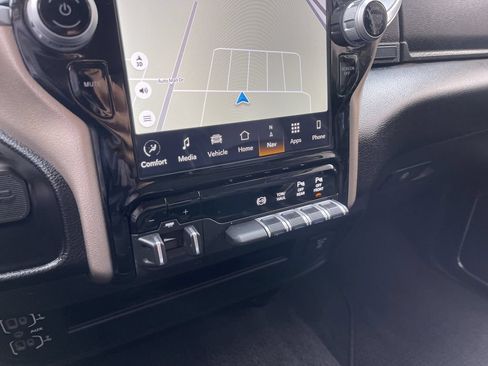 Used 2024 RAM 2500 Laramie AWD/4WD image 32