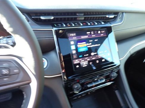 New 2025 Jeep Grand Cherokee Altitude image 18