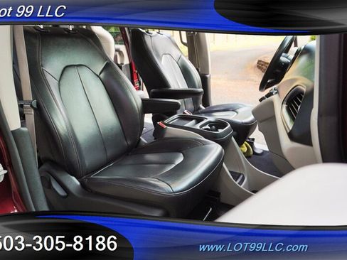 Used 2017 Chrysler Pacifica Touring-L FWD image 18