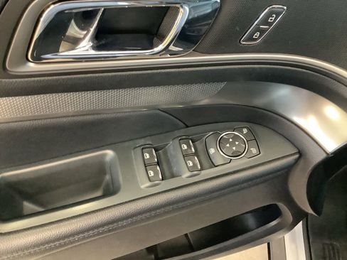 Used 2019 Ford Explorer XLT w/ Equipment Group 202A AWD/4WD image 12