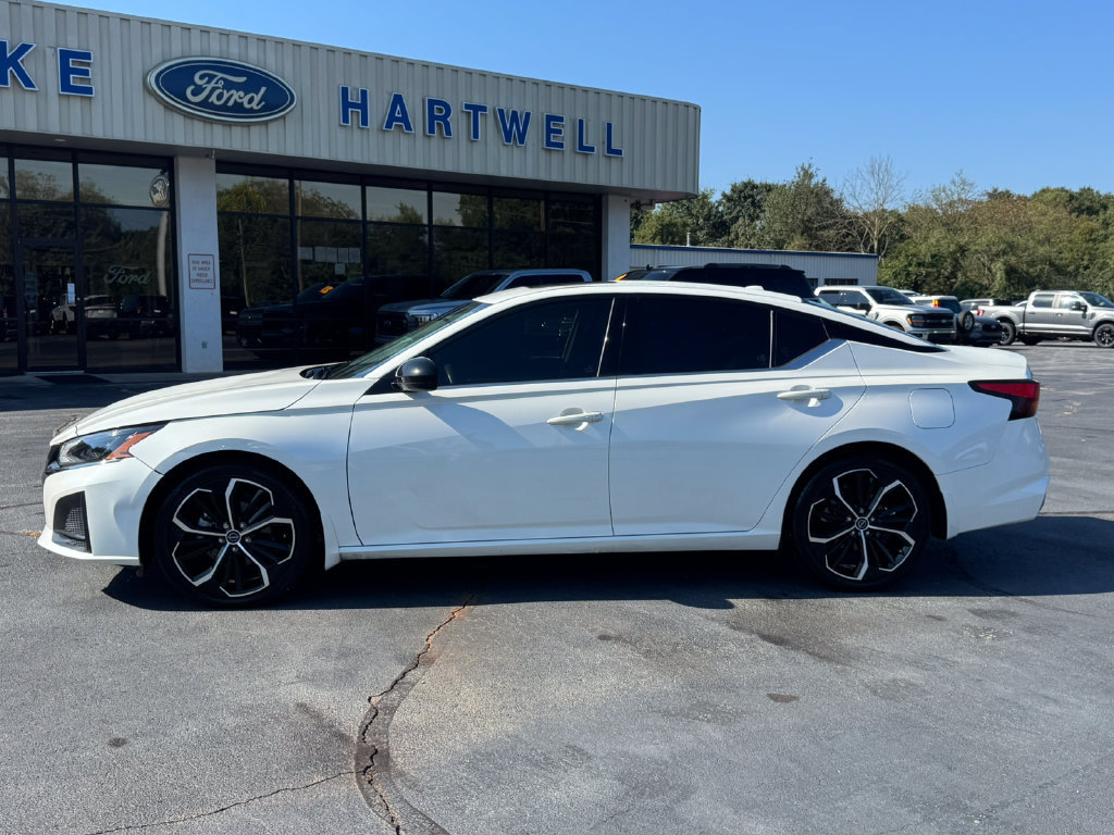 Used 2024 Nissan Altima 2.5 SR w/ SR Premium Package FWD image 4