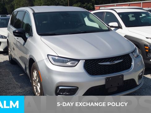 Used 2024 Chrysler Pacifica Touring-L FWD image 3
