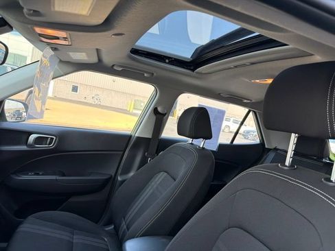 Used 2024 Hyundai Venue SEL FWD image 22