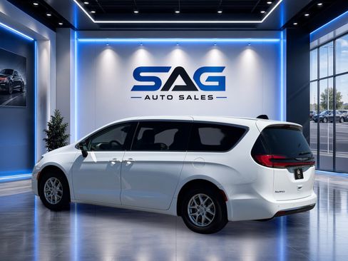 Used 2024 Chrysler Pacifica Touring-L FWD image 7