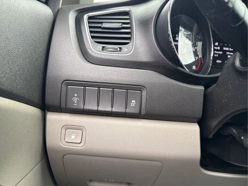 Used 2018 Kia Sedona LX w/ LX Essentials Premium Package image 17