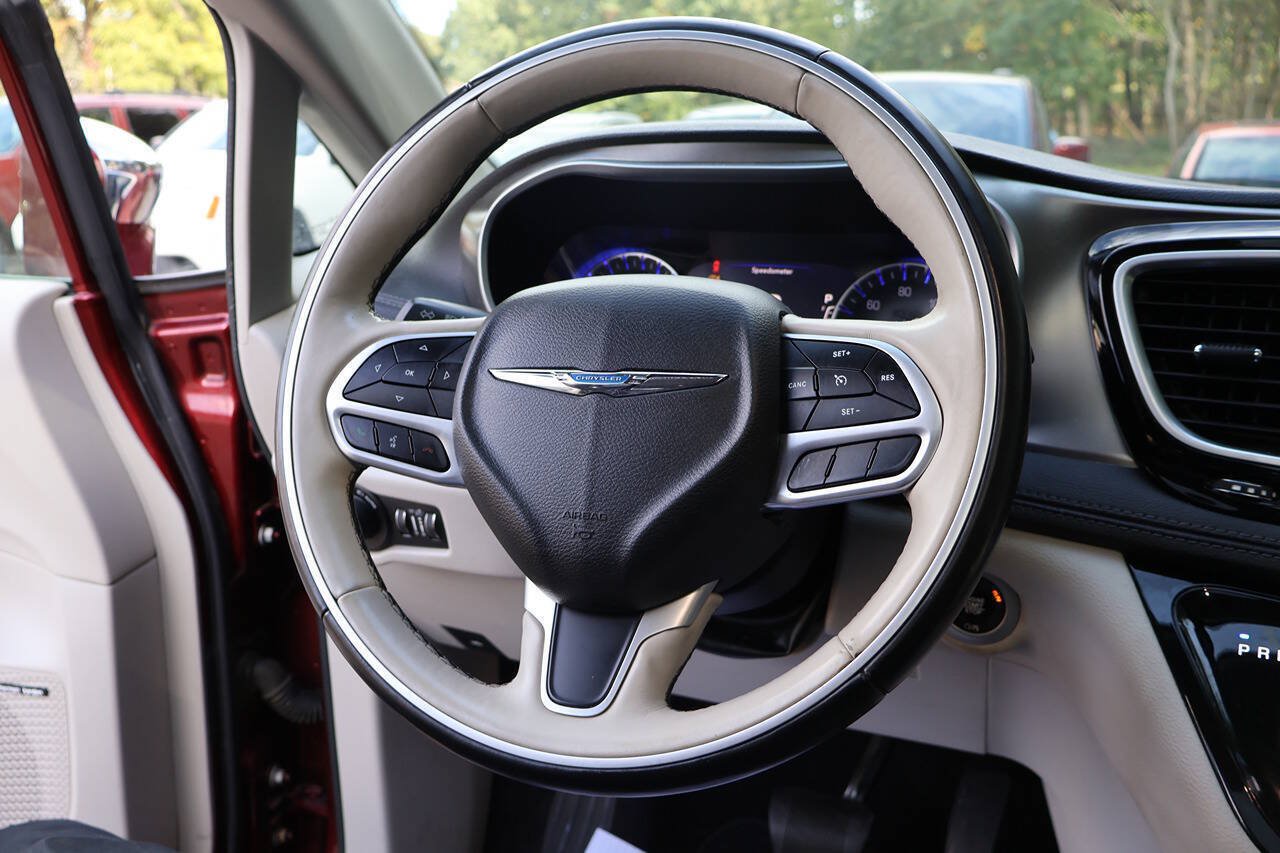 Used 2018 Chrysler Pacifica Limited FWD image 32