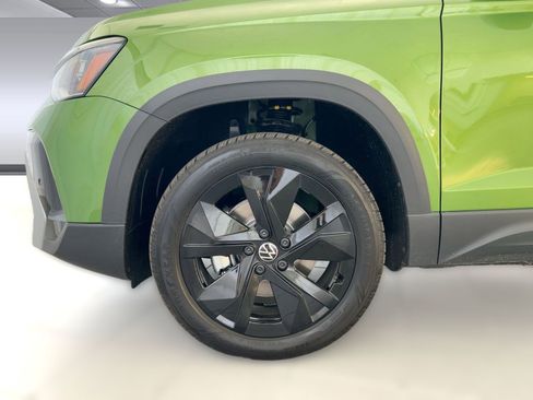 New 2026 Volkswagen Taos SE image 12