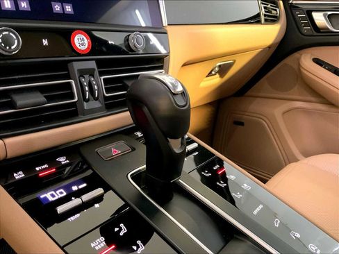 Certified 2026 Porsche Macan AWD/4WD image 17
