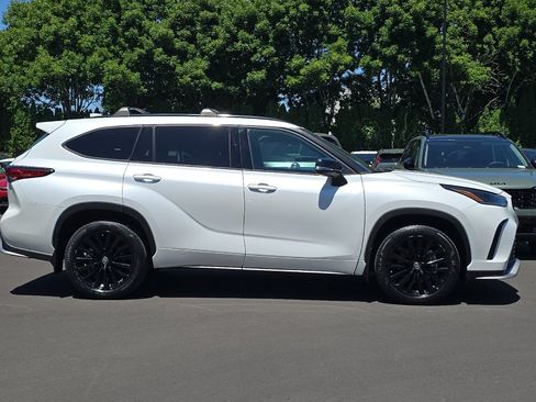Used 2023 Toyota Highlander XSE AWD/4WD image 3