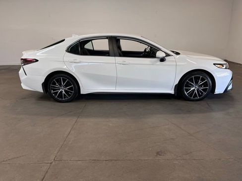 Used 2022 Toyota Camry SE image 2