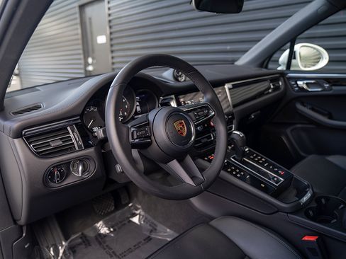 Certified 2025 Porsche Macan image 4