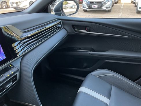 Used 2025 Toyota Camry SE image 35