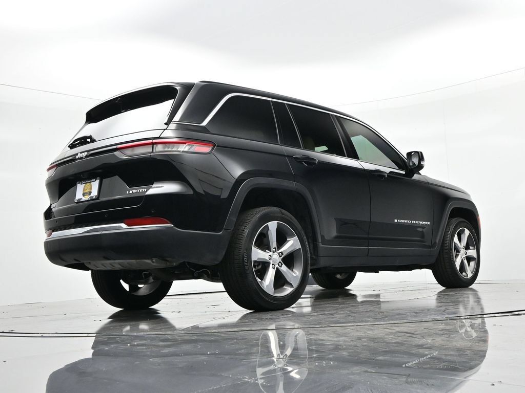 Used 2025 Jeep Grand Cherokee Limited w/ Luxury Tech Group II AWD/4WD image 24