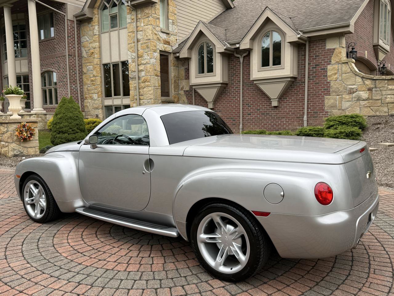 Used 2004 Chevrolet SSR w/ Preferred Equipment Group RWD image 11