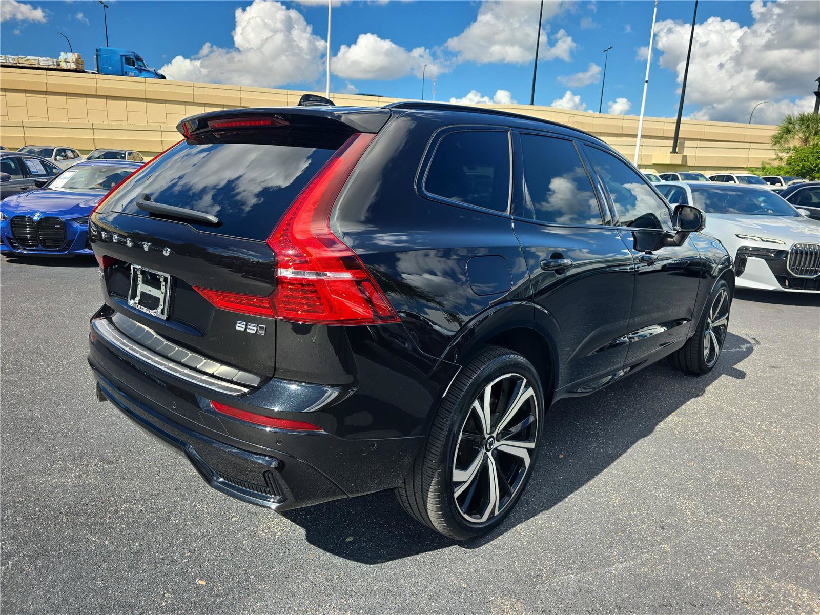Used 2024 Volvo XC60 B5 Ultimate w/ Protection Package Premier AWD/4WD image 2