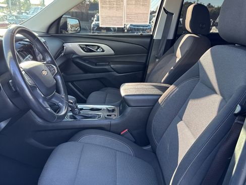 Used 2021 Chevrolet Traverse LT image 16