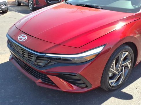 Certified 2025 Hyundai Elantra Limited image 8