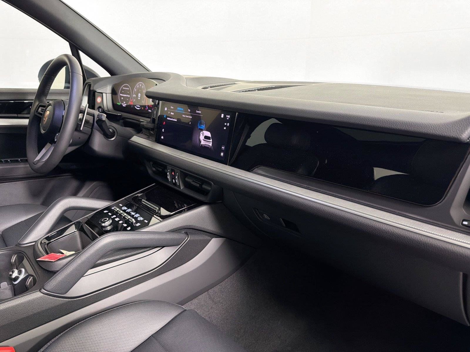 Certified 2025 Porsche Cayenne AWD/4WD image 28