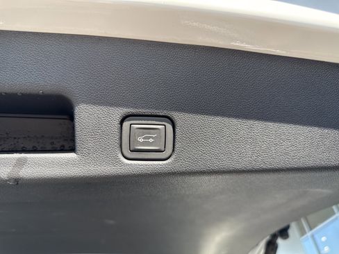 Used 2025 Chevrolet Traverse LT image 15