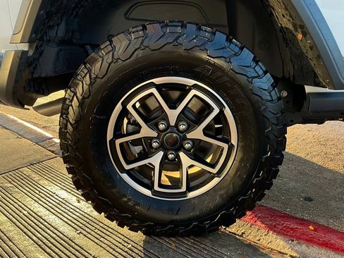 Used 2025 Jeep Wrangler Unlimited Rubicon image 9