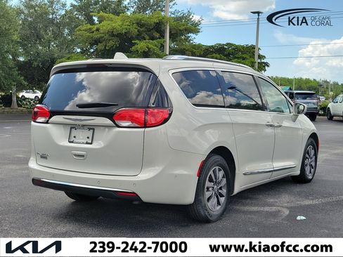 Used 2020 Chrysler Pacifica Touring-L Plus FWD image 6