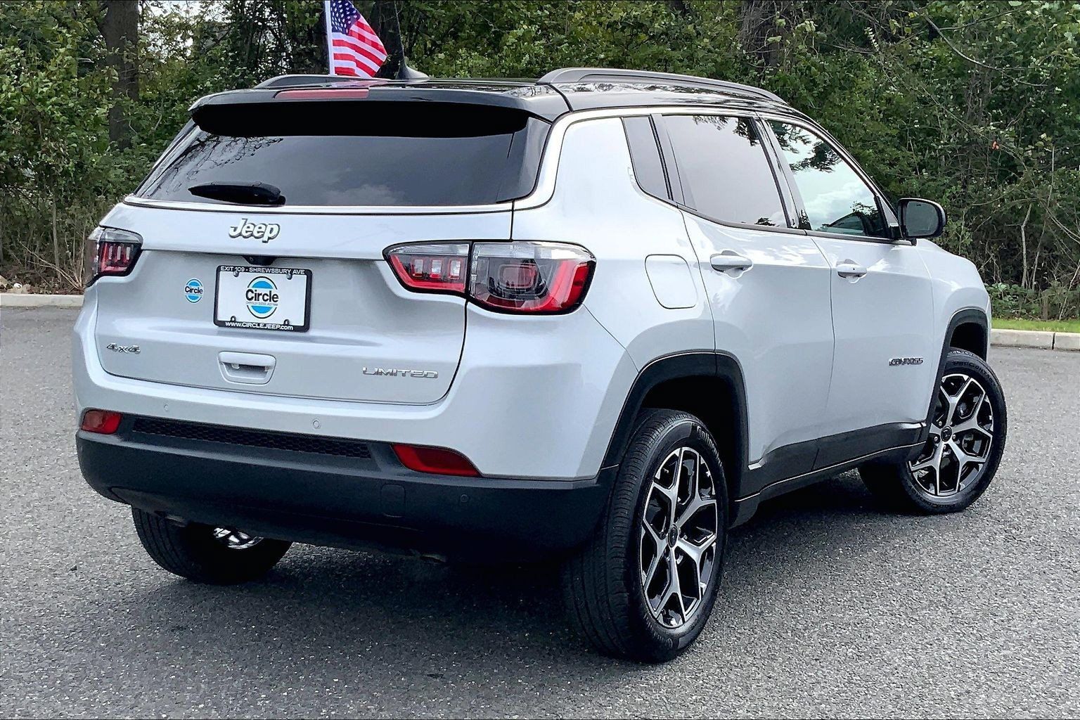 Used 2025 Jeep Compass Limited w/ Sun & Sound Group AWD/4WD image 11