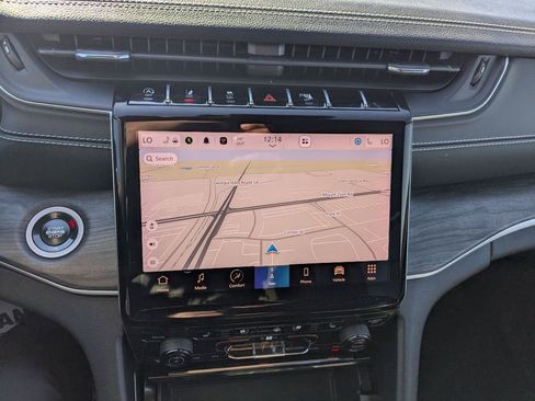 Used 2024 Jeep Grand Cherokee L Limited w/ Luxury Tech Group II image 19