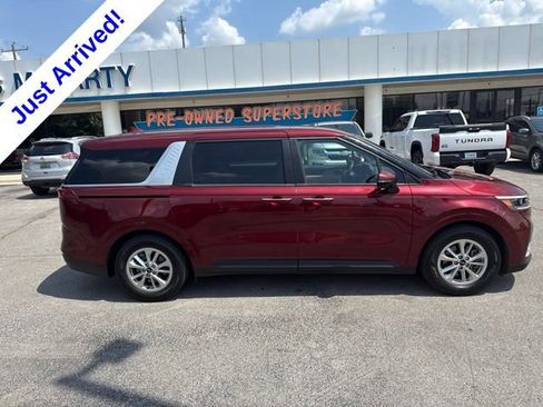 Used 2023 Kia Carnival LX FWD image 2