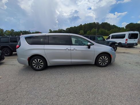 Used 2023 Chrysler Pacifica Touring-L FWD image 6