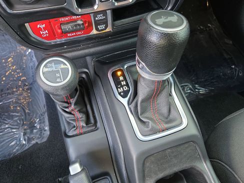 Used 2021 Jeep Wrangler Unlimited Rubicon w/ Cold Weather Group AWD/4WD image 29