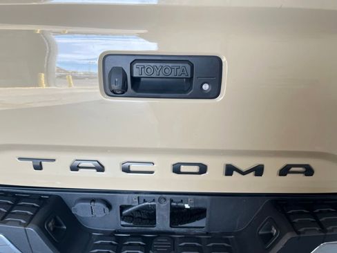 Used 2017 Toyota Tacoma TRD Off-Road w/ Tow Package RWD image 45