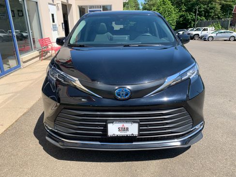 Used 2022 Toyota Sienna XLE AWD/4WD image 2