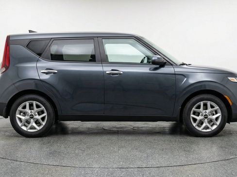 Used 2025 Kia Soul LX w/ LX Technology Package FWD image 11