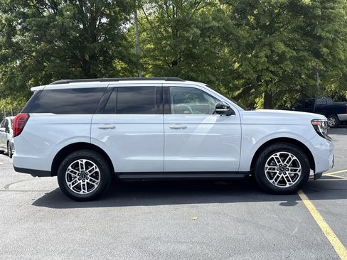 Certified 2025 Ford Expedition Active AWD/4WD image 33