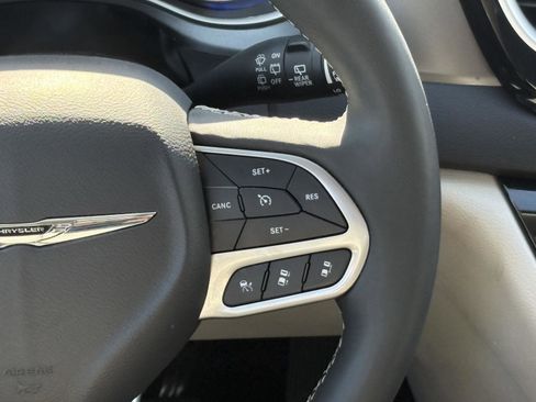 Used 2024 Chrysler Pacifica Touring-L image 10