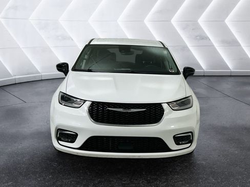 Used 2024 Chrysler Pacifica Touring-L image 2