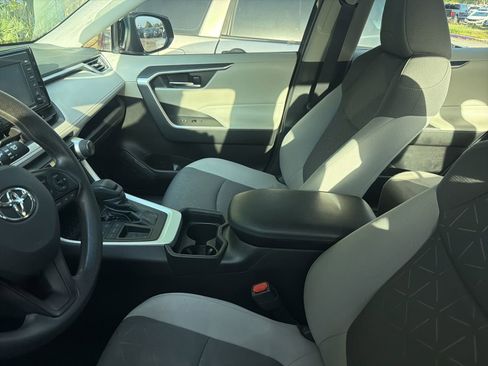 Used 2021 Toyota RAV4 XLE w/ Convenience Package FWD image 5