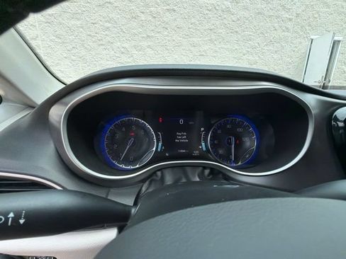 Used 2022 Chrysler Pacifica Touring-L FWD image 30