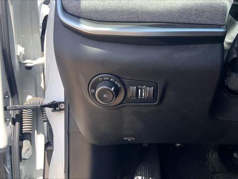 Used 2022 Jeep Compass Latitude FWD image 36