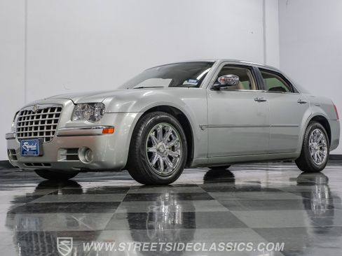 Used 2005 Chrysler 300 C w/ Navigation & Sound Group II RWD image 21
