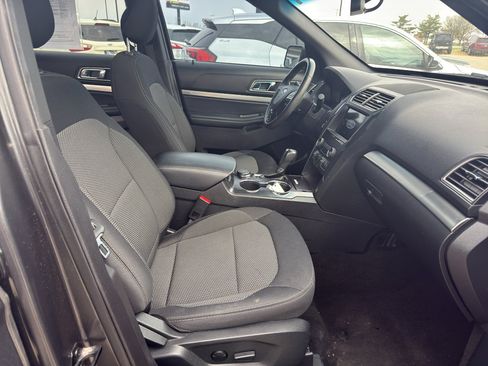 Used 2019 Ford Explorer XLT w/ Equipment Group 201A AWD/4WD image 12