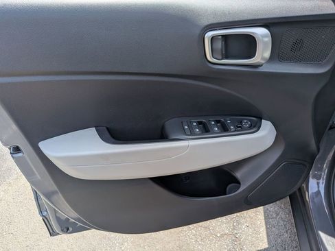 Used 2025 Hyundai Venue SEL FWD image 14