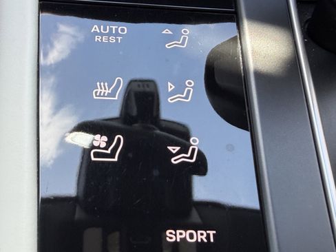 Certified 2023 Porsche Macan AWD/4WD image 31