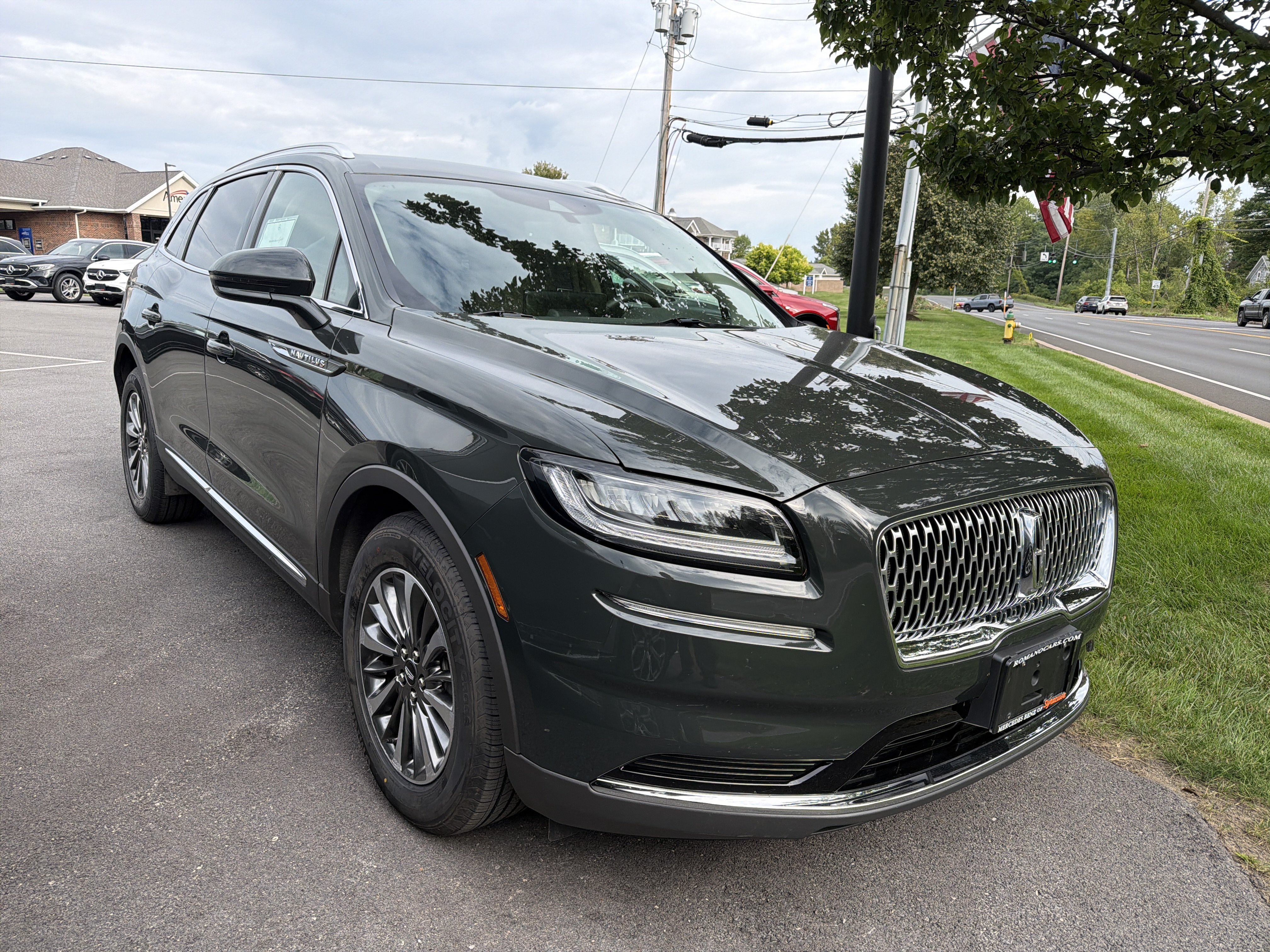 Used 2023 Lincoln Nautilus AWD w/ Premium Package image 2